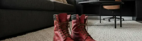 El pascuero ya viene Botas en living